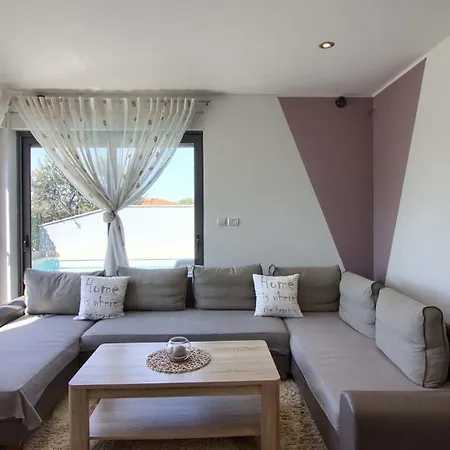 Holiday home Mit Privatpool Fuer 7 Personen Ca 130 Qm In Pula, Istrien Istrische Riviera *