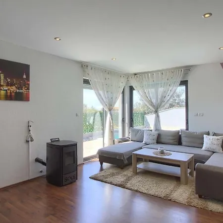 Holiday home Mit Privatpool Fuer 7 Personen Ca 130 Qm In Pula, Istrien Istrische Riviera Pula