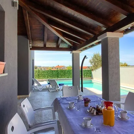 Mit Privatpool Fuer 7 Personen Ca 130 Qm In Pula, Istrien Istrische Riviera Holiday home