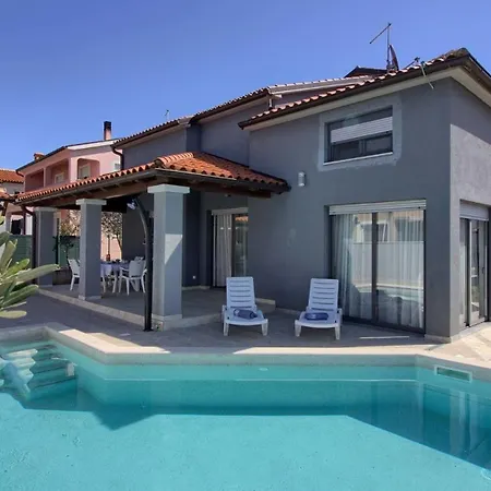 Mit Privatpool Fuer 7 Personen Ca 130 Qm In Pula, Istrien Istrische Riviera *