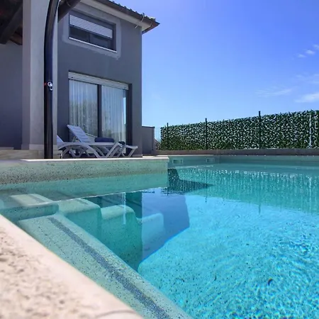 Mit Privatpool Fuer 7 Personen Ca 130 Qm In Pula, Istrien Istrische Riviera *